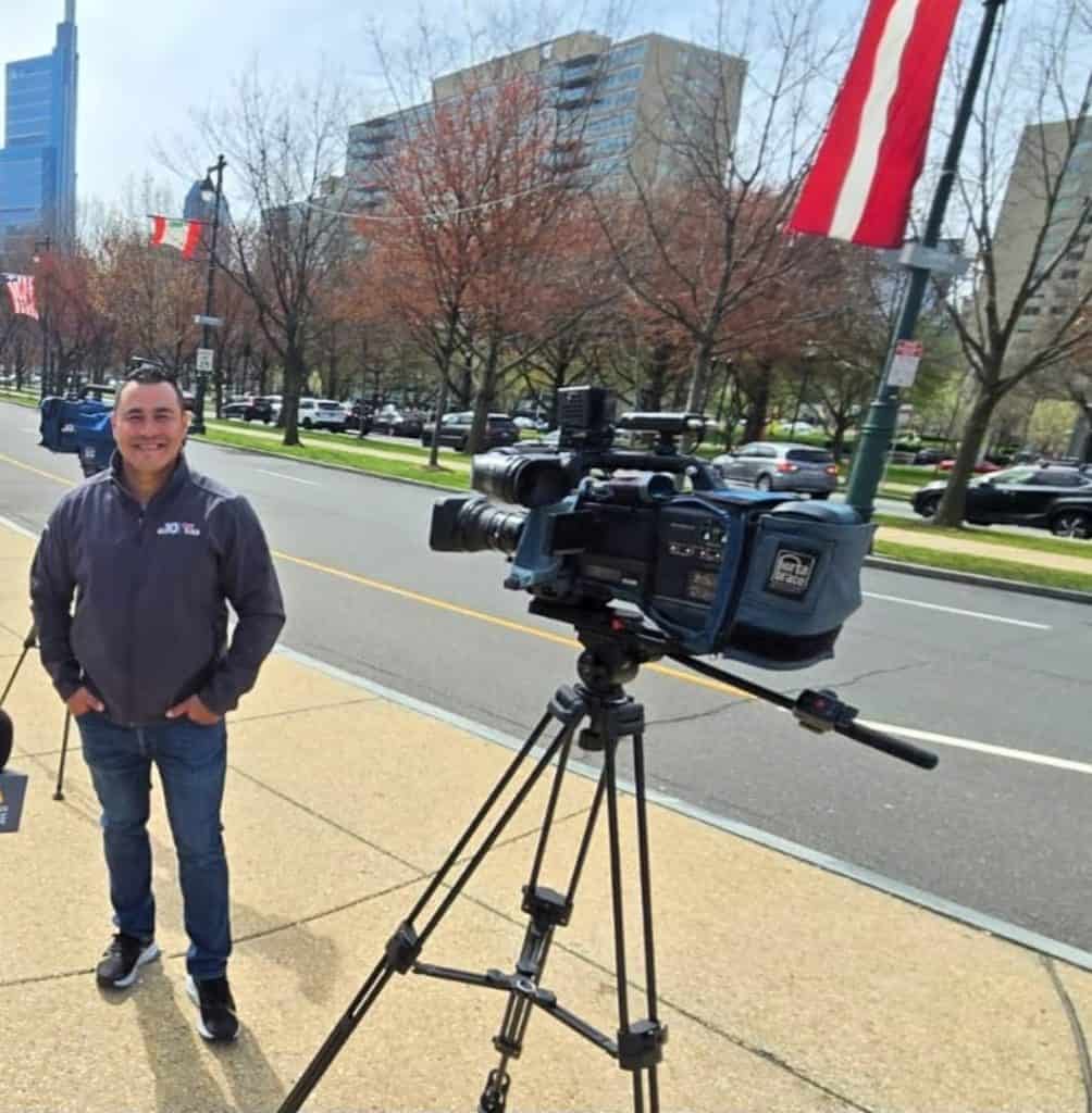 El camarógrafo guatemalteco lleva en su haber dos premios Emmy, uno en este 2026 por la cobertura de la tragedia aérea del río Potomac y otro de 2023, por la cobertura de un Superbowl. – SoyMigrante.com REVISTA El camarógrafo guatemalteco lleva en su haber dos premios Emmy, uno en este 2026 por la cobertura de la tragedia aérea del río Potomac y otro de 2023, por la cobertura de un Superbowl.
