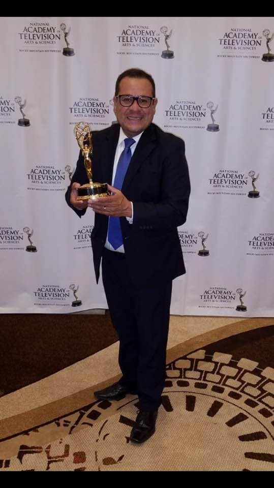 El periodista guatemalteco Julio Cisneros, radicado en Arizona, recibió uno de sus premios Emmy en el año 2017. Hasta ahora atesora seis preseas de la TV estadounidense, por reportajes sobre tecnología, migración y sociedad. – SoyMigrante.com REVISTA El periodista guatemalteco Julio Cisneros, radicado en Arizona, recibió uno de sus premios Emmy en el año 2017. Hasta ahora atesora seis preseas de la TV estadounidense, por reportajes sobre tecnología, migración y sociedad.