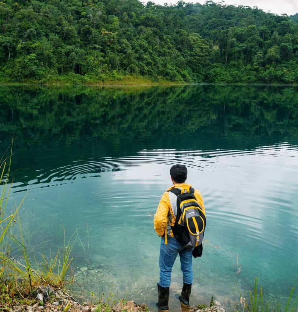 La laguna Maxbal transmite paz y serenidad. En este lugar está prohibido dejar cualquier tipo de basura y las comunidades cuidan celosamente este cuerpo de agua que está dentro de la zona protegida. (Foto Abel Juárez)