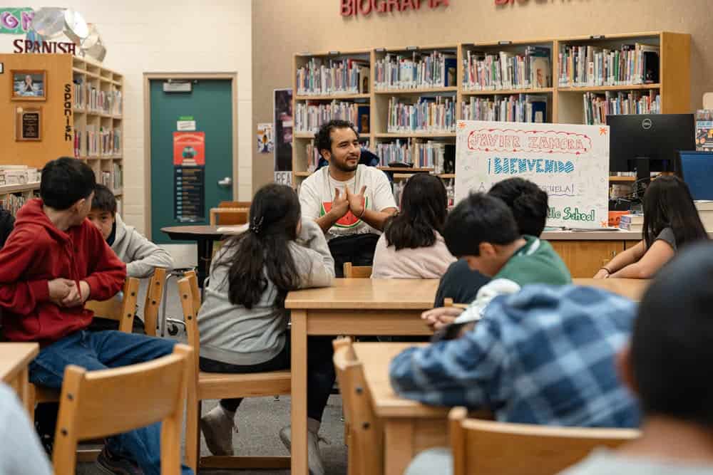 El escritor salvadoreño migrante Javier Zamora es invitado a leer su obra y ofrecer conferencias en universidades, pero también en escuelas primarias, para invitar a los niños a luchar por sus sueños. – SoyMigrante.com REVISTA El escritor salvadoreño migrante Javier Zamora es invitado a leer su obra y ofrecer conferencias en universidades, pero también en escuelas primarias, para invitar a los niños a luchar por sus sueños.