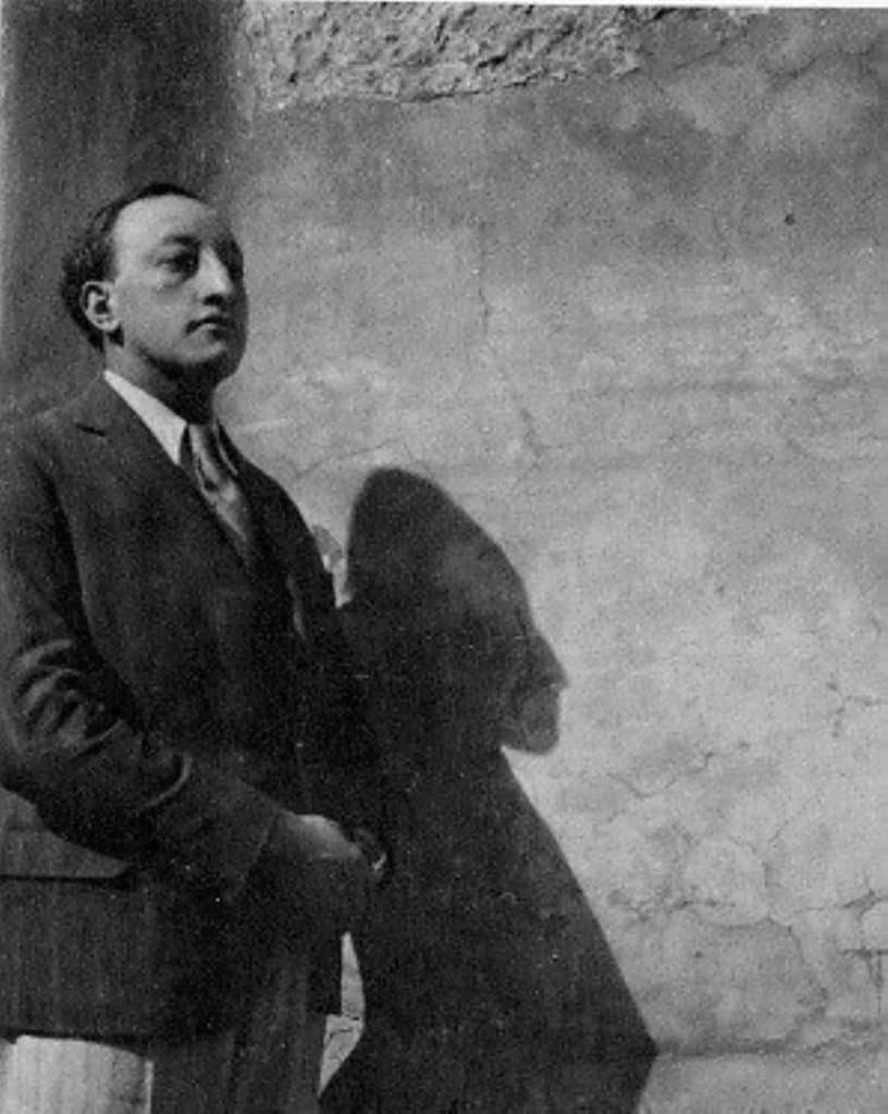 En 1924, Miguel Ángel Asturias enriqueció su talento para la escritura al conocer las vanguardias literarias en París, a la vez que revaloró la cultura maya que se convirtió en piedra angular, temática y estilística de sus obras. – SoyMigrante.com REVISTA – SoyMigrante.com REVISTA En 1924, Miguel Ángel Asturias enriqueció su talento para la escritura al conocer las vanguardias literarias en París, a la vez que revaloró la cultura maya que se convirtió en piedra angular, temática y estilística de sus obras.