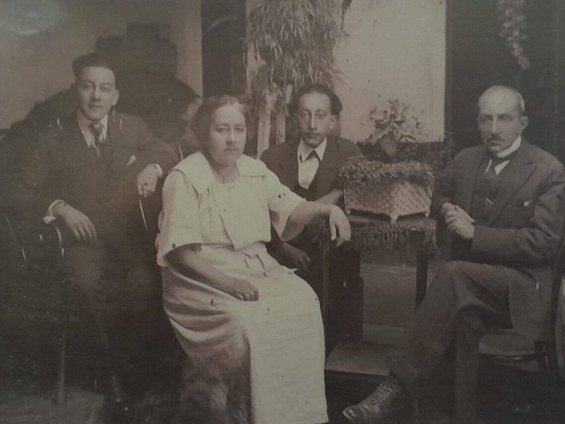 Miguel Ángel Asturias Rosales y su hermano Marco Antonio, junto a sus padres, el abogado y juez Ernesto Asturias Girón y la maestra María Rosales. – SoyMigrante.com REVISTA – SoyMigrante.com REVISTA Miguel Ángel Asturias Rosales y su hermano Marco Antonio, junto a sus padres, el abogado y juez Ernesto Asturias Girón y la maestra María Rosales.