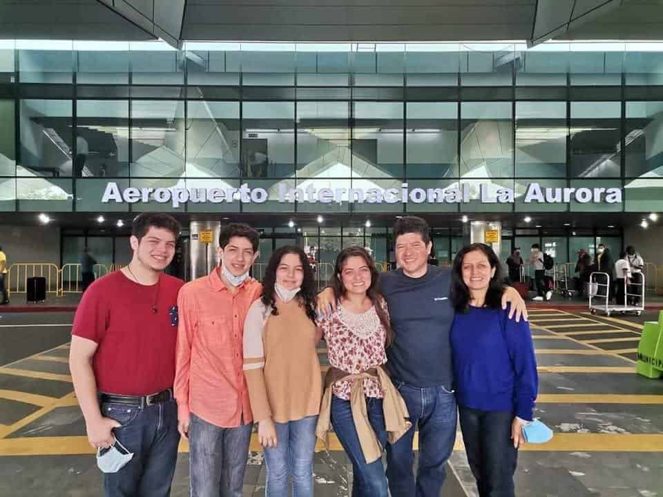 Fotografía de Miguel Angel Gonzalez Rivera, previo a su etapa de exilio en Estados Unidos: evoca el momento en que su hija partió a una beca en Taiwan para estudiar ingeniería y a la vez refleja un gran sueño: volver a compartir unidos en su hogar. No pierde la esperanza y es en honor a ese sueño que también sigue impulsando compromisos de desarrollo para la toma de mejores decisiones políticas en el país.