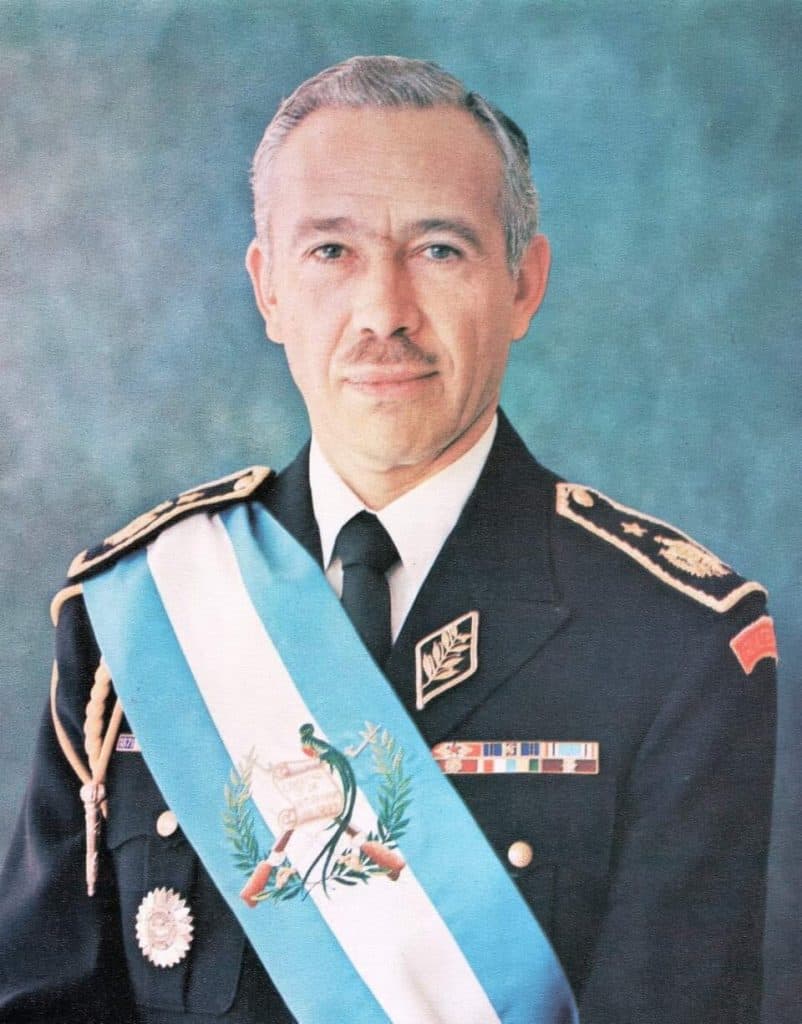El general Kjell Eugenio Láugerud García asumió la presidencia el 1 de julio de 1978. Popularmente, la ciudadanía se refería a él como "Shel", la pronunciación castellana más aproximada a su nombre, de origen noruego, pues su padre era de esa nacionalidad. – SoyMigrante.com REVISTA – SoyMigrante.com REVISTA El general Kjell Eugenio Láugerud García asumió la presidencia el 1 de julio de 1978. Popularmente, la ciudadanía se refería a él como "Shel", la pronunciación castellana más aproximada a su nombre, de origen noruego, pues su padre era de esa nacionalidad.