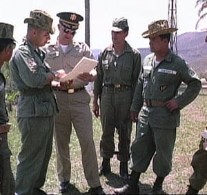 Fotografía del coronel Carlos Arana Osorio, antes de ser presidente, coordinando acciones contrainsurgentes con asesores militares de Estados Unidos.