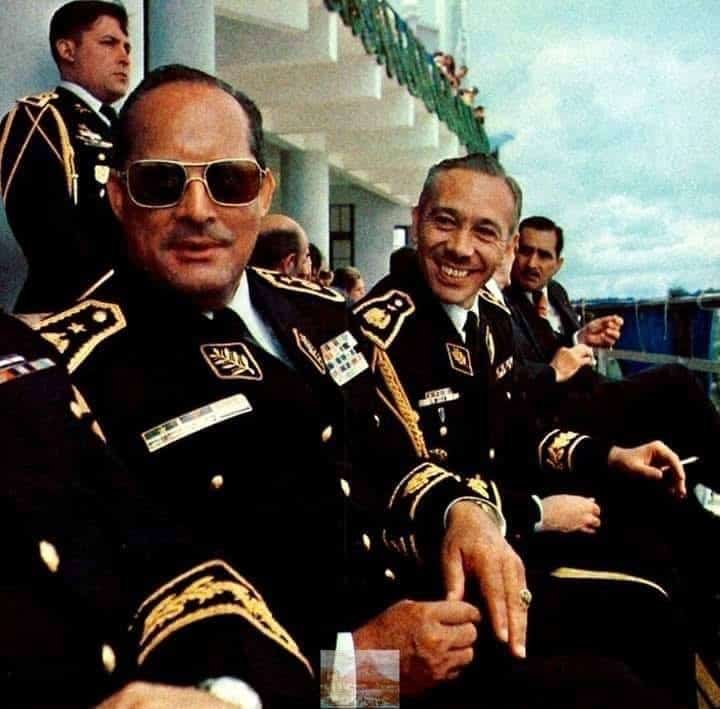El general Kjell Laugerud García, en medio, había sido ministro de la Defensa del también general Carlos Manuel Arana Osorio, presidente de 1974 a 1978. La candidatura de Laugerud siguió la lógica de que el titular de la Defensa se convertía en aspirante presidencial con una victoria prácticamente asegurada. – SoyMigrante.com REVISTA – SoyMigrante.com REVISTA El general Kjell Laugerud García, en medio, había sido ministro de la Defensa del también general Carlos Manuel Arana Osorio, presidente de 1974 a 1978. La candidatura de Laugerud siguió la lógica de que el titular de la Defensa se convertía en aspirante presidencial con una victoria prácticamente asegurada.