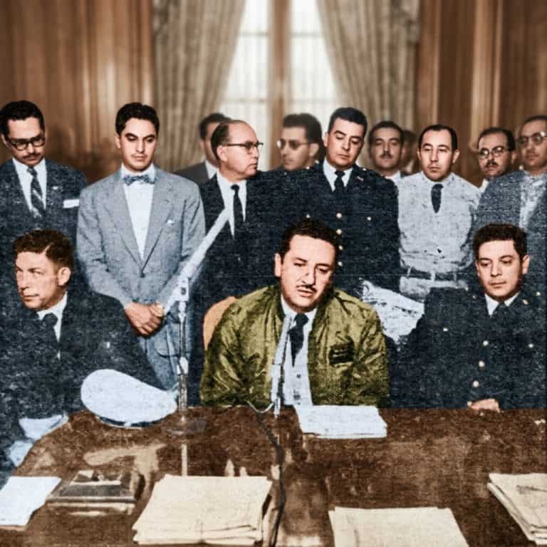 Primera conferencia de prensa de la junta militar, el 24 de octubre de 1957: anunciaban pronto retorno a la institucionalidad y también unas elecciones "libres", debido a que los señalamientos de supuesto fraude en los comicios del 20 de octubre habían motivado las protestas de seguidores del general Ydígoras Fuentes, quien quedó en segundo lugar.