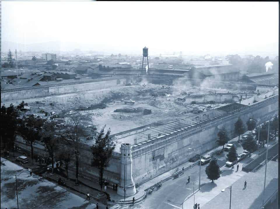 Demolición de la antigua Penitenciaría Central, una prisión de inhumanas condiciones. En ese mismo lugar se construyó la Corte Suprema de Justicia y el edificio del Banco de Guatemala.