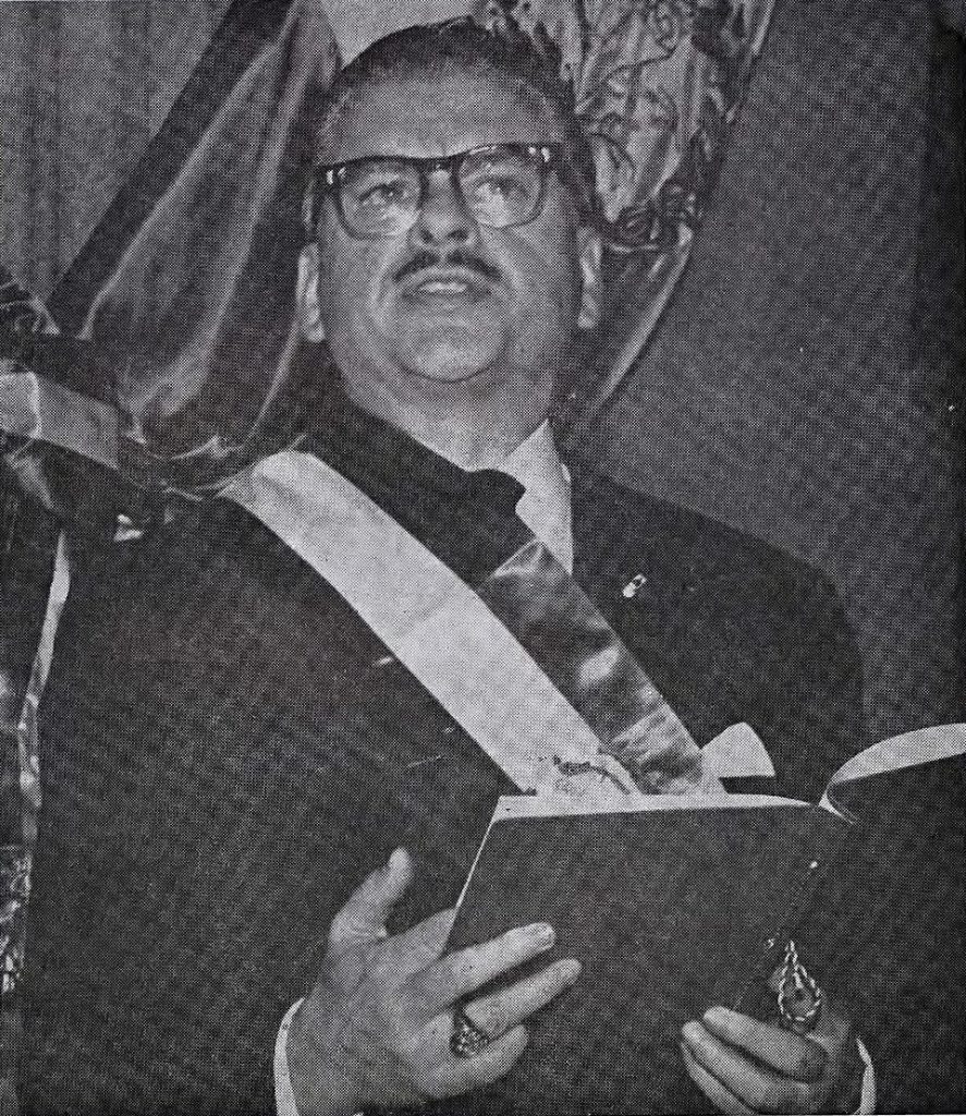 El presidente Julio César Méndez Montenegro asume la presidencia el 1 de julio de 1966 y lee un discurso. Su capacidad de decisión se vio limitada por el pacto secreto que se hizo para facilitar el combate del Ejército a la creciente insurgencia guerrillera.