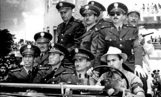 El coronel Carlos Castillo Armas (junto al piloto) participa en un desfile militar. Va sentado a la par de los otros dos triunviros, coronel Élfego Hernán Monzón Aguirre y el mayor Enrique Trinidad Oliva que después renunciaron para dejarlo al mando.