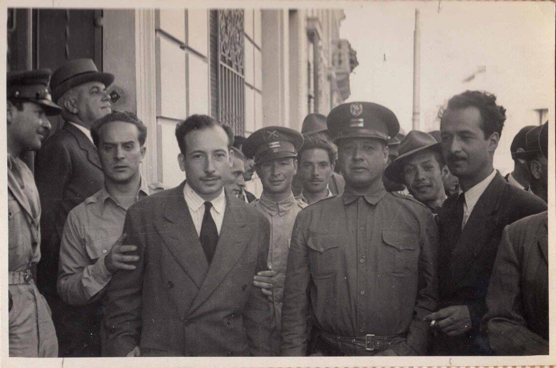 Un triunvirato cívico-militar, llamado Junta Revolucionaria de Gobierno se integró para conducir el país a partir del 20 de octubre de 1944. Estaba integrado por (en el orden de la fotografía) el capitán Jacobo Árbenz Guzmán, el ciudadano Jorge Toriello y el coronel Francisco Javier Arana.