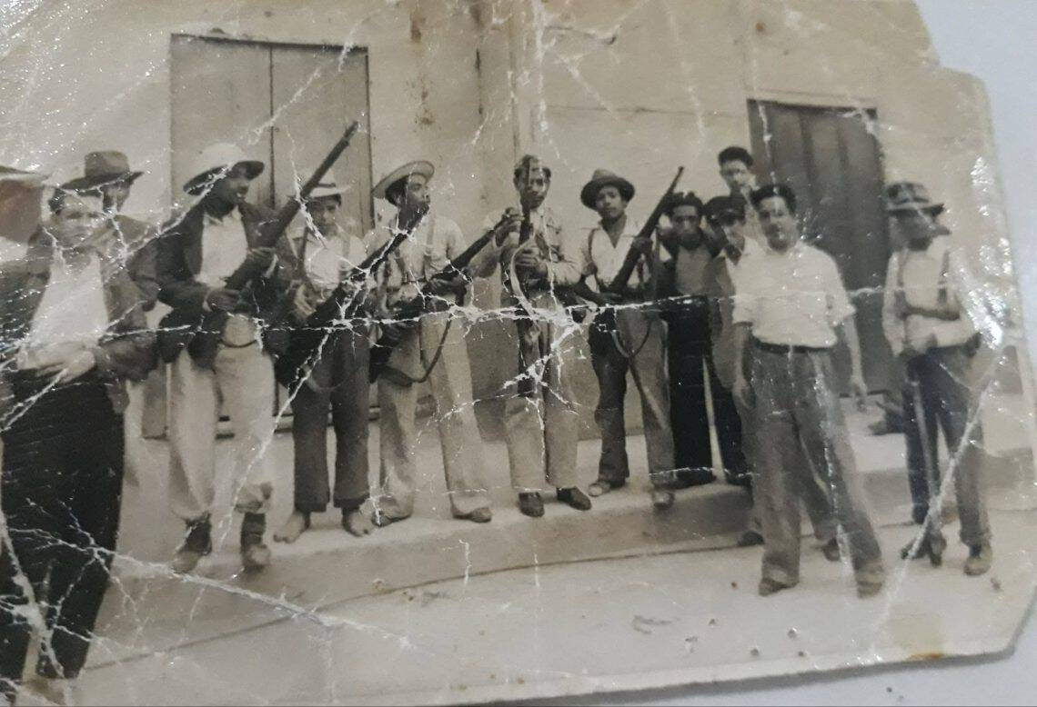 Grupo de civiles voluntarios que custodiaron una calle de la capital de Guatemala el 20 de octubre de 1944.