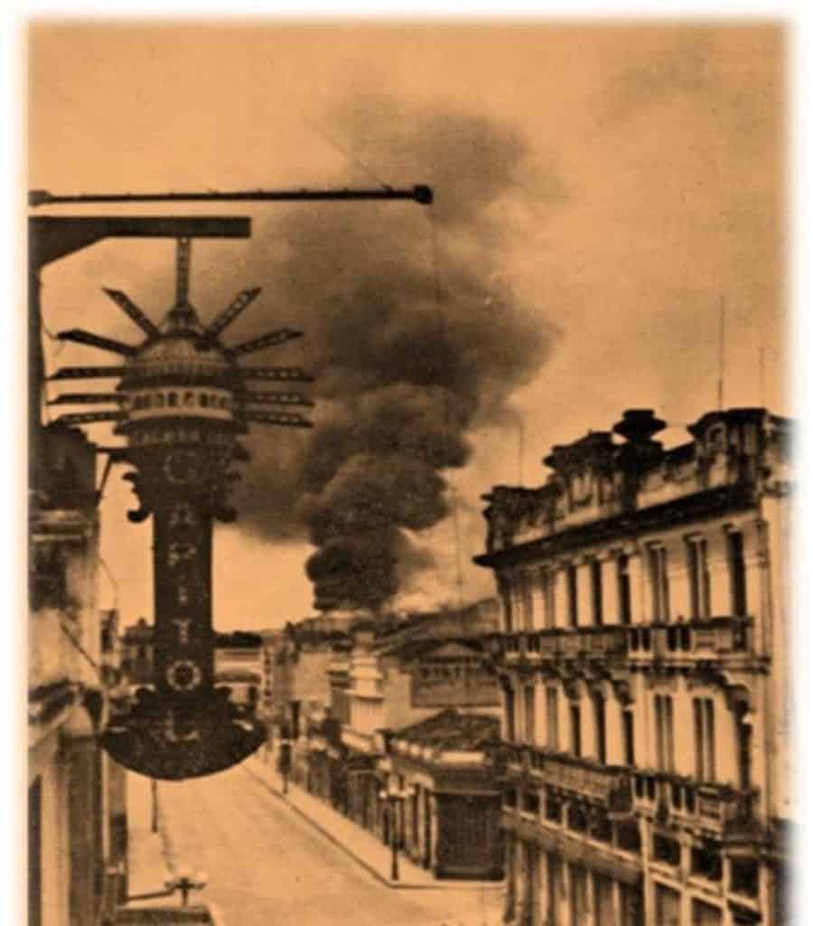 El momento en que explotó el depósito de pólvora del Fuerte de San José (ubicado en donde hoy está el Centro Cultural Miguel Ángel Asturias y el Teatro Nacional) marcó el punto de inflexión la mañana del 20 de octubre de 1944. Vista de la columna de humo desde la 6a. avenida zona 1.