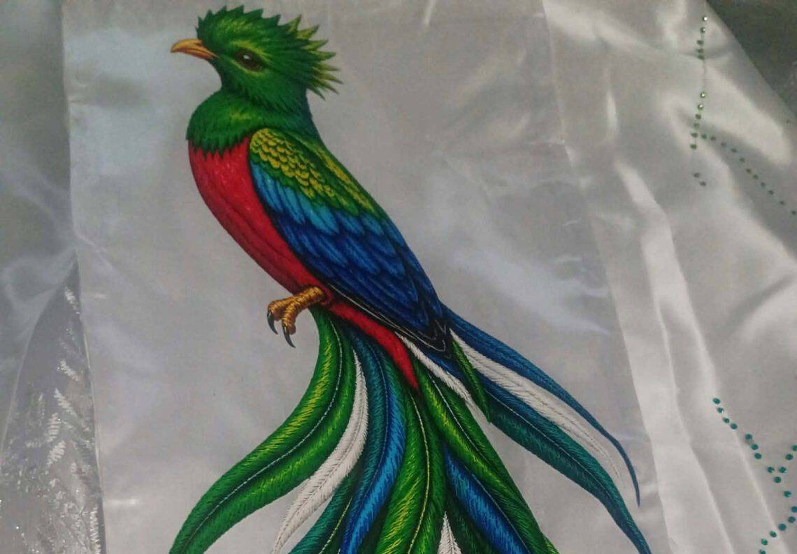 Exclusiva vista cercana de uno de los Quetzales que destacan en el fondo blanco (representativo de la Monja Blanca) del vestido que lucirá con orgullo y honor la cantautora guatemalteca Wendy DGi en el Desfile Hispanoamericano de New Jersey el domingo 4 de octubre.
