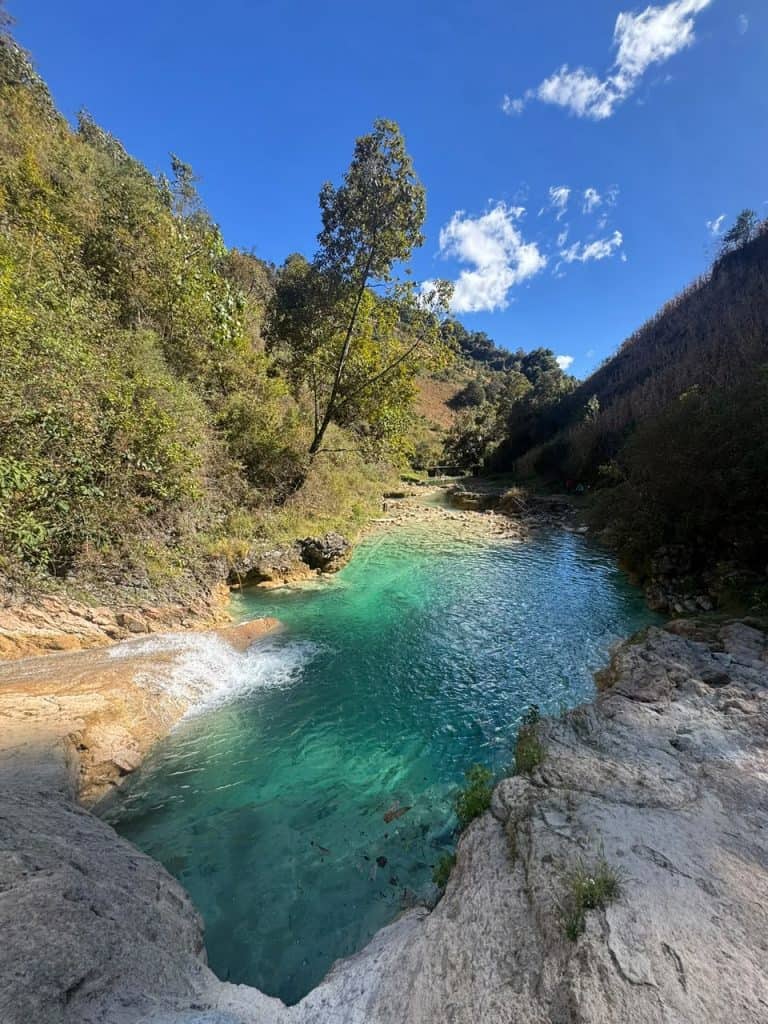 Este deslumbrante y pristino manantial constituye un tesoro ecológico y espiritual para los comunitarios de Aguacatán, por lo que decidieron cuidarlo y evitar su contaminación al prohibir el acceso a visitantes. – SoyMigrante.com REVISTA – SoyMigrante.com REVISTA Este deslumbrante y pristino manantial constituye un tesoro ecológico y espiritual para los comunitarios de Aguacatán, por lo que decidieron cuidarlo y evitar su contaminación al prohibir el acceso a visitantes.