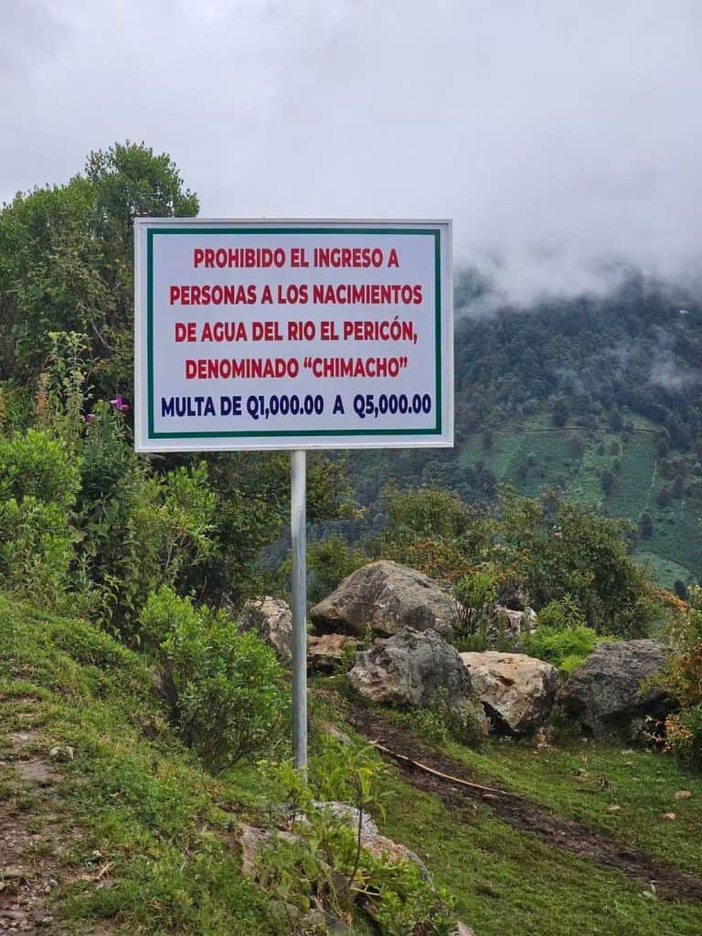 Cuando empezaron a llegar demasiados visitantes que dejaban contaminación en el área, los comunitarios de Aguacatán decidieron prohibir el acceso al manantial de Río Pericón, para proteger su fuente de agua y el entorno, por razones biológicas y espirituales. – SoyMigrante.com REVISTA – SoyMigrante.com REVISTA Cuando empezaron a llegar demasiados visitantes que dejaban contaminación en el área, los comunitarios de Aguacatán decidieron prohibir el acceso al manantial de Río Pericón, para proteger su fuente de agua y el entorno, por razones biológicas y espirituales.