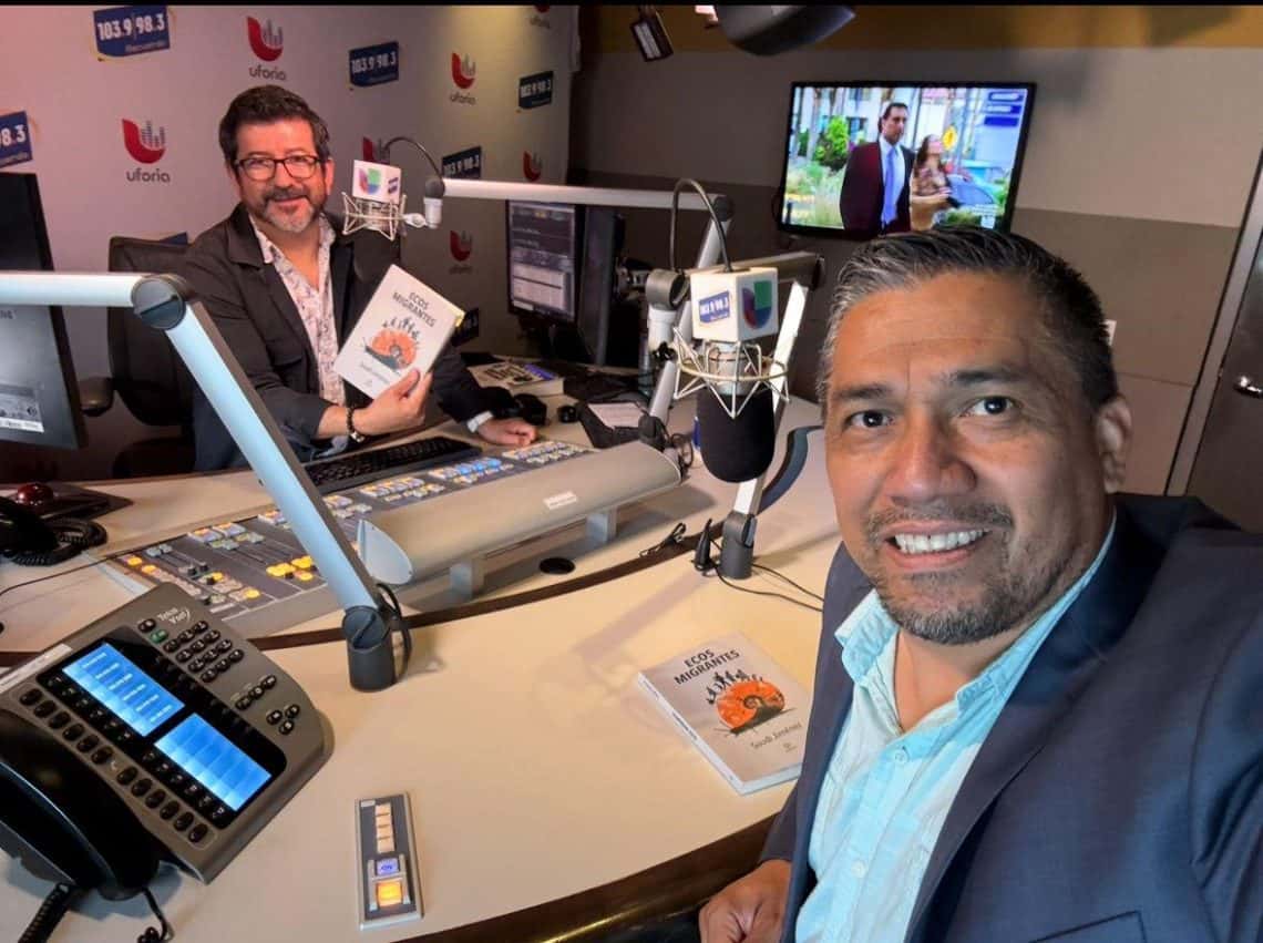 Desde 2025, el periodista salvadoreño Soudhi Jiménez ha tenido la oportunidad de presentar su libro Voces Migrantes en diversos espacios: conferencias en instituciones, universidades, radios, programas de TV y noticieros. "Fue difícil llegar a recopilar y publicar esas historias, pero ha valido la pena", dice, el periodista originario de La Hachadura, El Salvador. – SoyMigrante.com REVISTA – SoyMigrante.com REVISTA Desde 2025, el periodista salvadoreño Soudhi Jiménez ha tenido la oportunidad de presentar su libro Voces Migrantes en diversos espacios: conferencias en instituciones, universidades, radios, programas de TV y noticieros. "Fue difícil llegar a recopilar y publicar esas historias, pero ha valido la pena", dice, el periodista originario de La Hachadura, El Salvador.