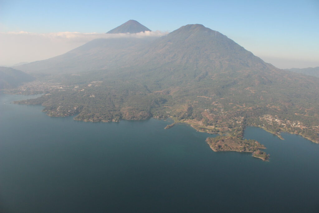 Los volcanes de Tolimán y Atitlán, en esta fotografía, son el marco incomparable del lago.