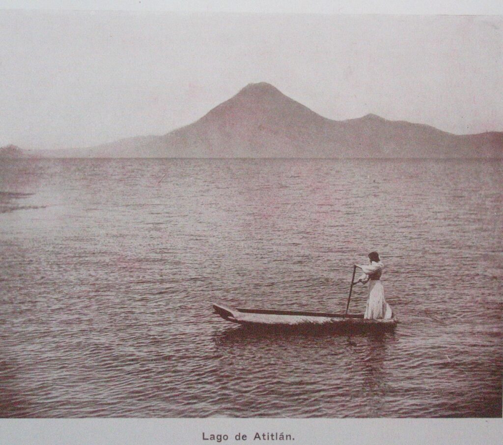 Ya que hay tantas imágenes modernas del Lago de Atitlán, te presentamos esta de cómo ses miraba hace 80 años. Fotografía de 1940.