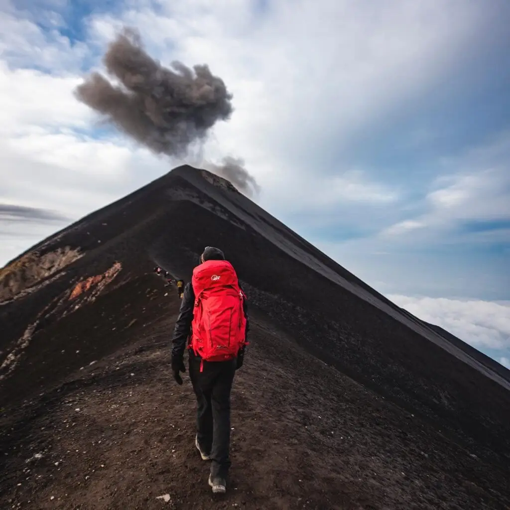 La famosa horqueta entre el volcán Acatenango y el volcán de Fuego, al fondo, es un punto de observación que requiere de guía adecuada y autorización para el ascenso. Fotografía Abel Juárez.