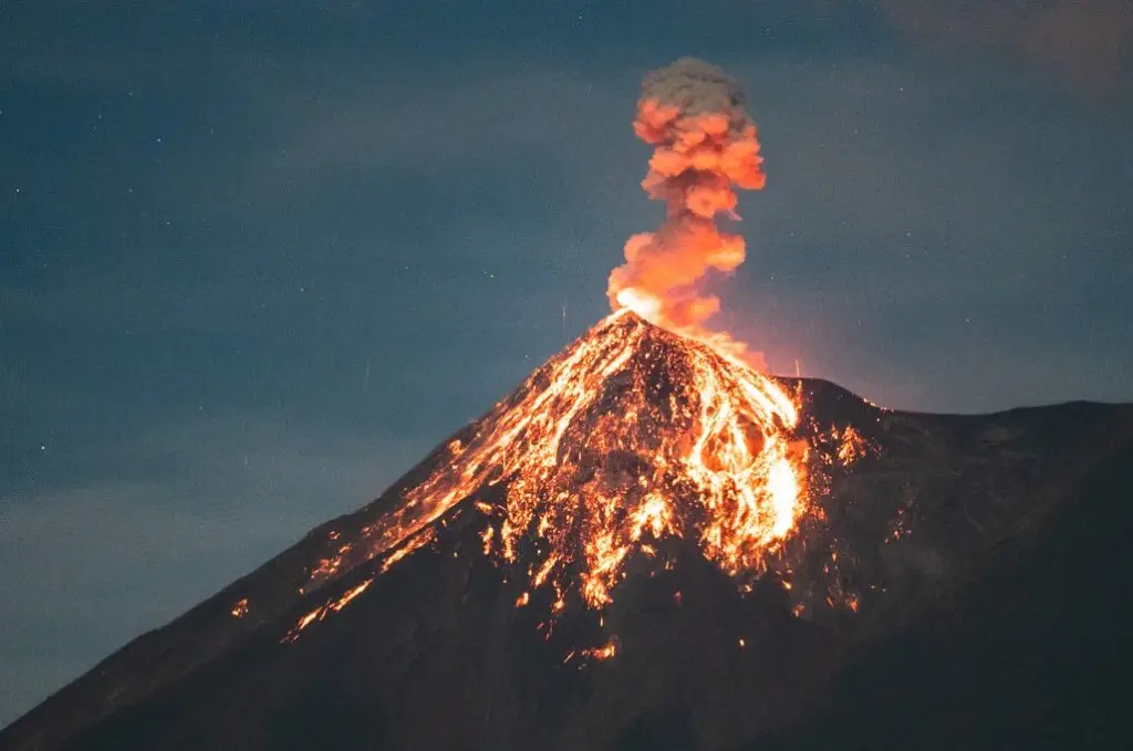 El volcán de Fuego se encuentra activo y tiene períodos de intensa erupción que se convierten en irresistible objetivo para fotógrafos nacionales y extranjeros. – SoyMigrante.com – SoyMigrante.com