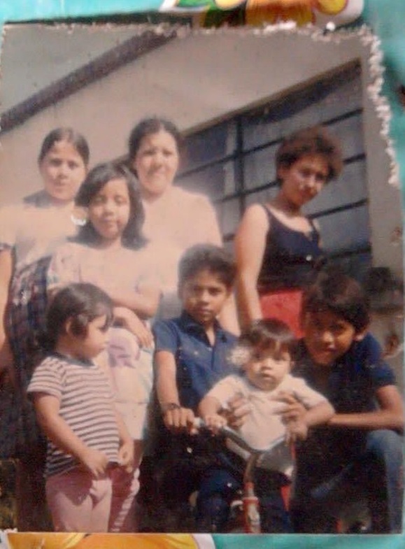 fotografía con su familia en Guatemala