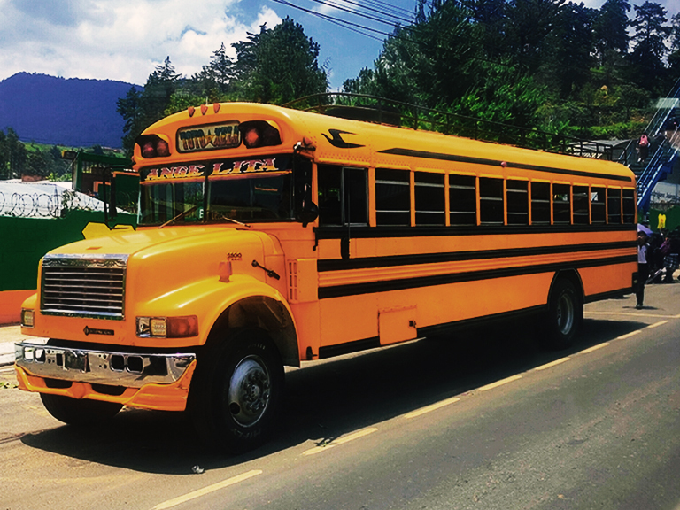 Bus amarrillo ruta de Totonicapán hacia Quetzaltenango, recoge a estudiantes de la Escuela Normal Rural de Occidente.