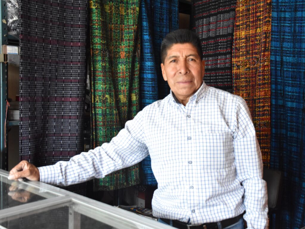 Carlos emprendió una fábrica de textiles