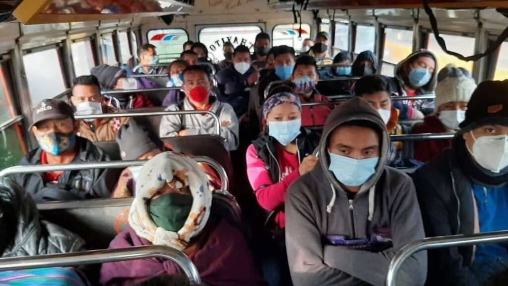 A pesar que la pandemia ya terminó, muchos pasajeros siguen usando mascarillas.