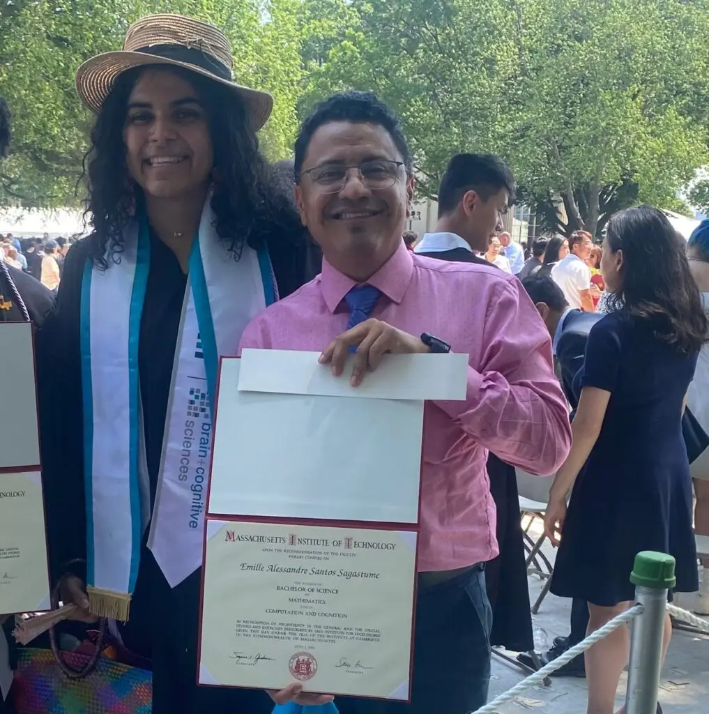 Con mucha satisfacción, Edgar Santos, padre de Alessandre, muestra el diploma obtenido. (Foto cortesía de Edgar Santos) – SoyMigrante.com – SoyMigrante.com