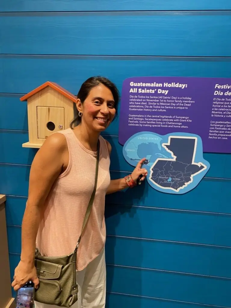 Velvet Hernández-Johnson visita cada año a su familia en Guatemala y siempre lleva algo nuevo para la exposición permanente en el museo local. – SoyMigrante.com – SoyMigrante.com