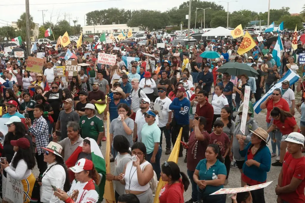 Trabajadores de Inmokalee, Florida, protestaron el 7 de junio contra la ley antimigrante SB1718. Pueden observarse banderas guatemaltecas. – SoyMigrante.com – SoyMigrante.com