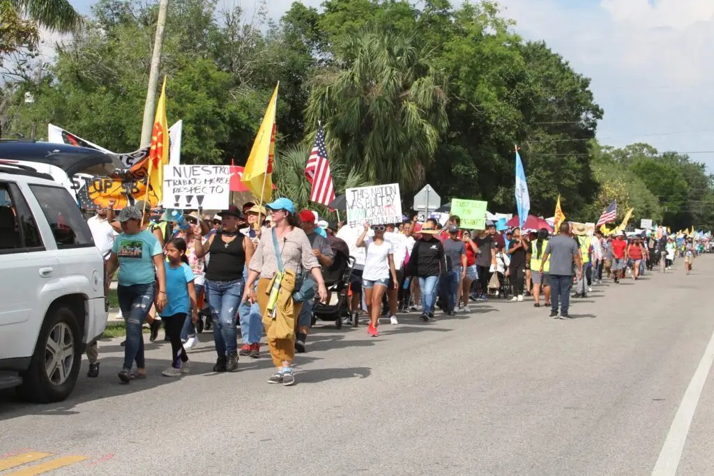 Unión de Trabajadores de Inmokalee, Florida, protesta contra la ley antimigrante SB1718. Guatemaltecos también participaron en esta marcha de 2023. – SoyMigrante.com – SoyMigrante.com