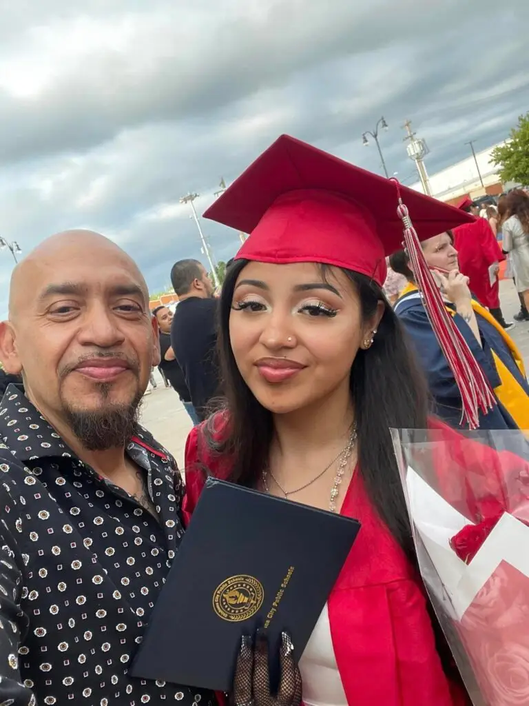 William tiene el propósito de que sus hijos no pasen por las carencias que él padeció. Graduación de su hija de High School en este 2023. – SoyMigrante.com – SoyMigrante.com