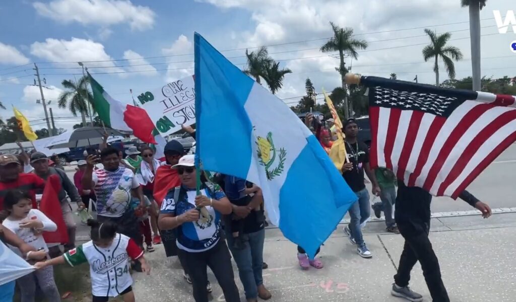 Guatemaltecos participan el 30 de junio en las protestas contra la ley antimigrante SB1718