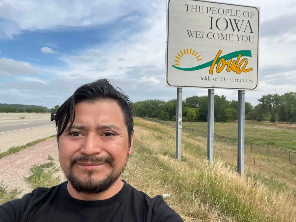 Walter Lopez, migrante guatemalteco radicado en Montana, instala aires acondicionados en varios Estados.