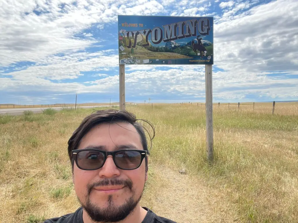 Walter Lopez, migrante guatemalteco radicado en Montana, instala aires acondicionados en varios Estados.