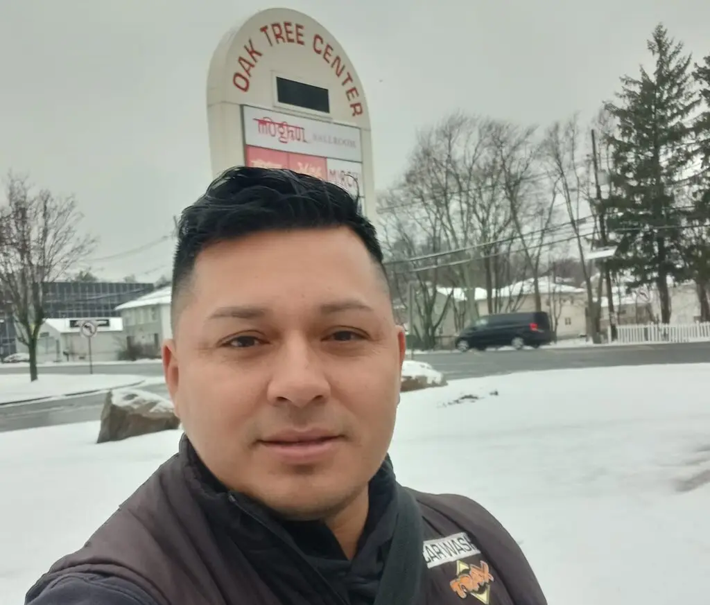 El migrante guatemalteco Osvaldo Sanán Pérez, originario de San Agustín Acasagustlán, trabaja en una empresa de lavado de autos, en Brunswick, New Jersey. Los climas extremos han sido un gran reto, dice – SoyMigrante.com – SoyMigrante.com