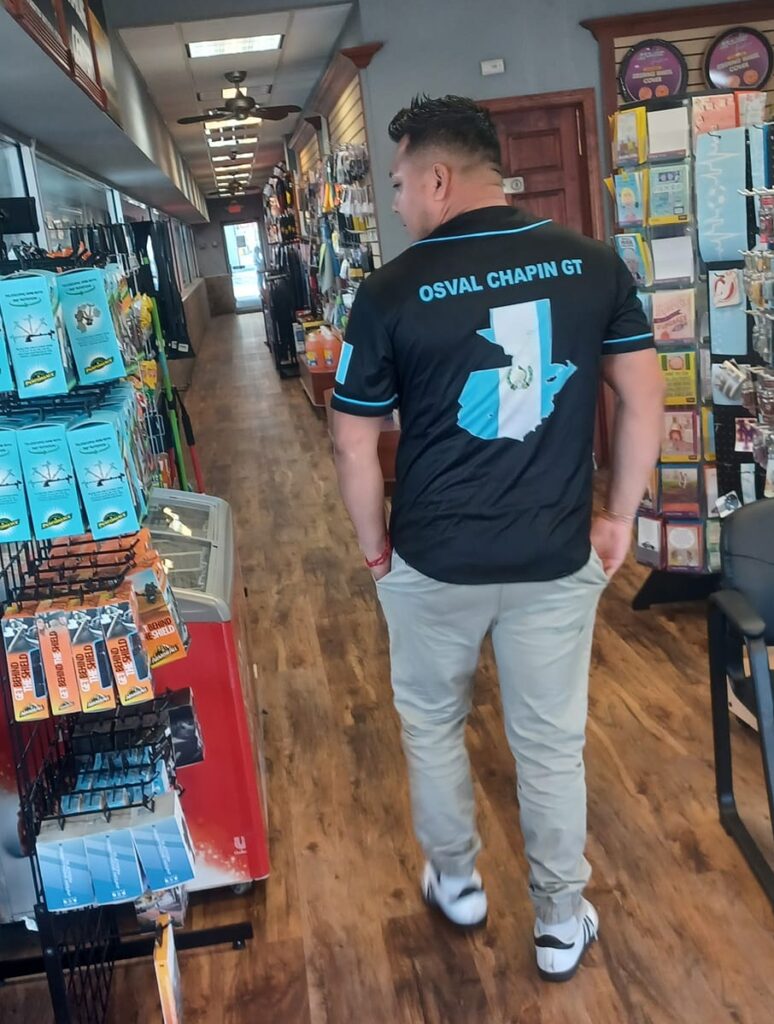 En la tienda del Car Wash a su cargo, Osvaldo siempre luce con orgullo playeras y camisas que resaltan su origen guatemalteco. "Usted sabe como somos los chapines, nos gusta decir de dónde venimos".