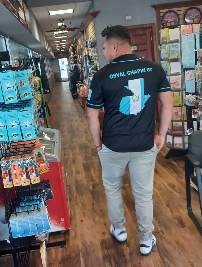 En la tienda del Car Wash a su cargo, Osvaldo siempre luce con orgullo playeras y camisas que resaltan su origen guatemalteco. "Usted sabe como somos los chapines, nos gusta decir de dónde venimos". – SoyMigrante.com – SoyMigrante.com