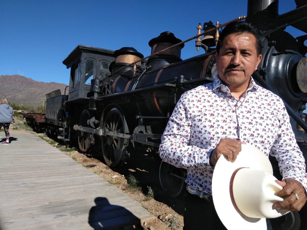 Walter Villatoro disfruta de visitar localidades de toda Guatemala, como turista o en exploración de locaciones para sus películas o videos musicales. Aquí está en la antigua estación de Chiquimula.