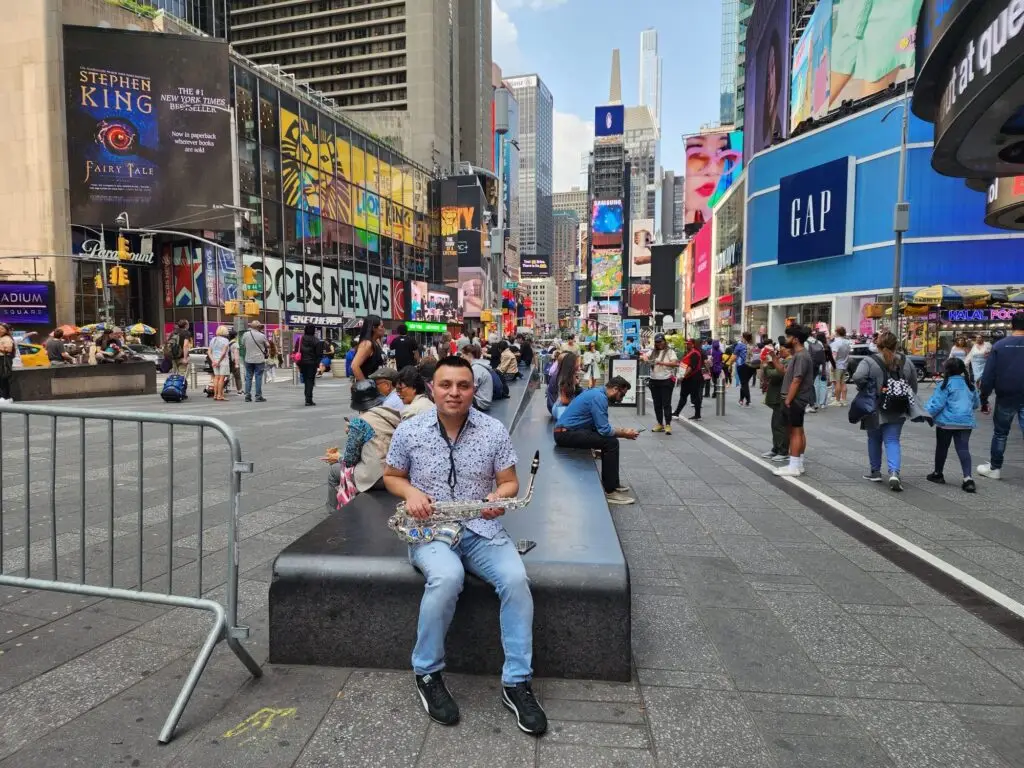 Alfredo Canastuj aprendió a ejecutar varios instrumentos, entre ellos el saxofón, con el cual también interactúa con la marimba. – SoyMigrante.com – SoyMigrante.com