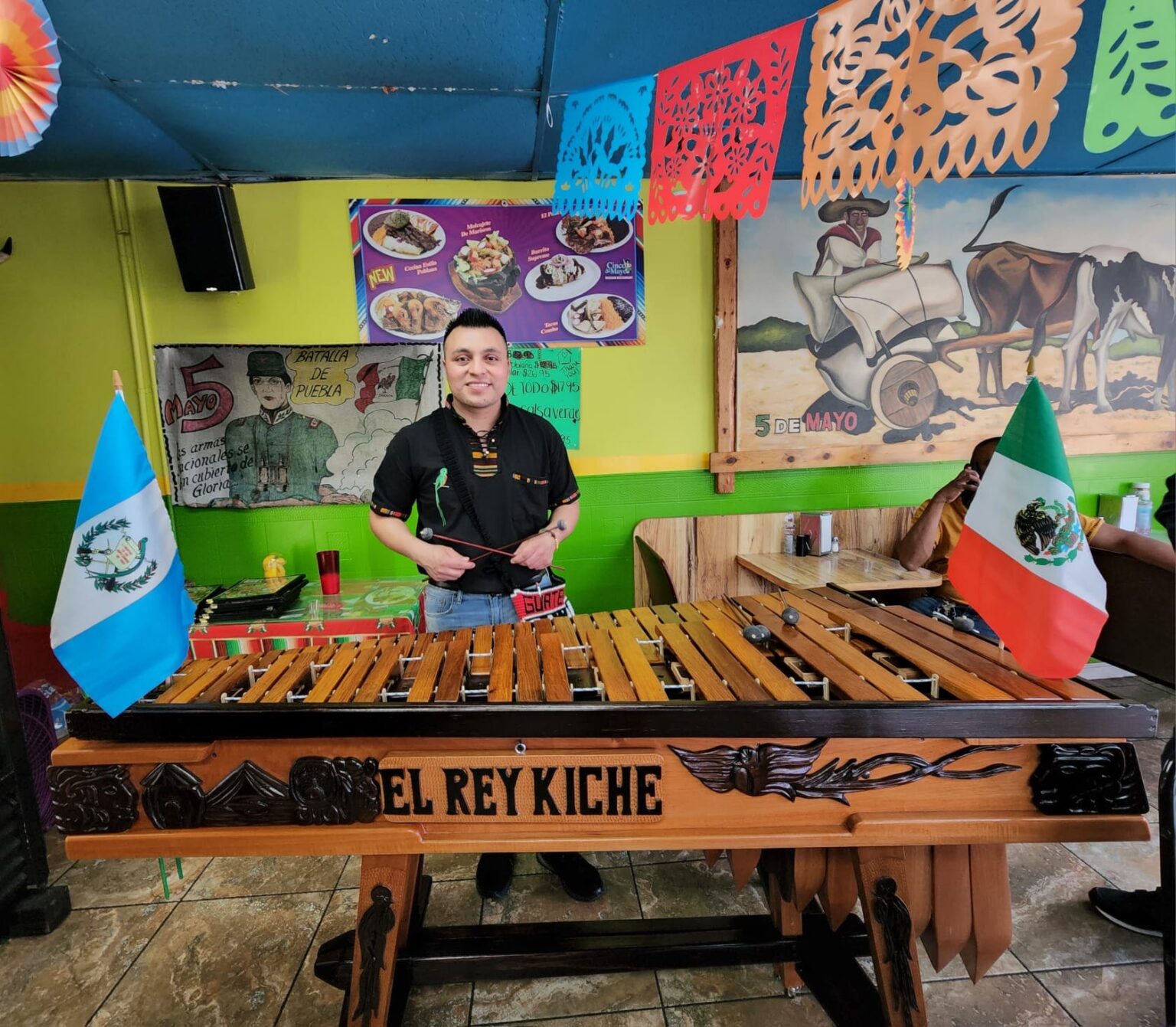 Rey K’iché migrante hace vibrar la marimba en Estados Unidos