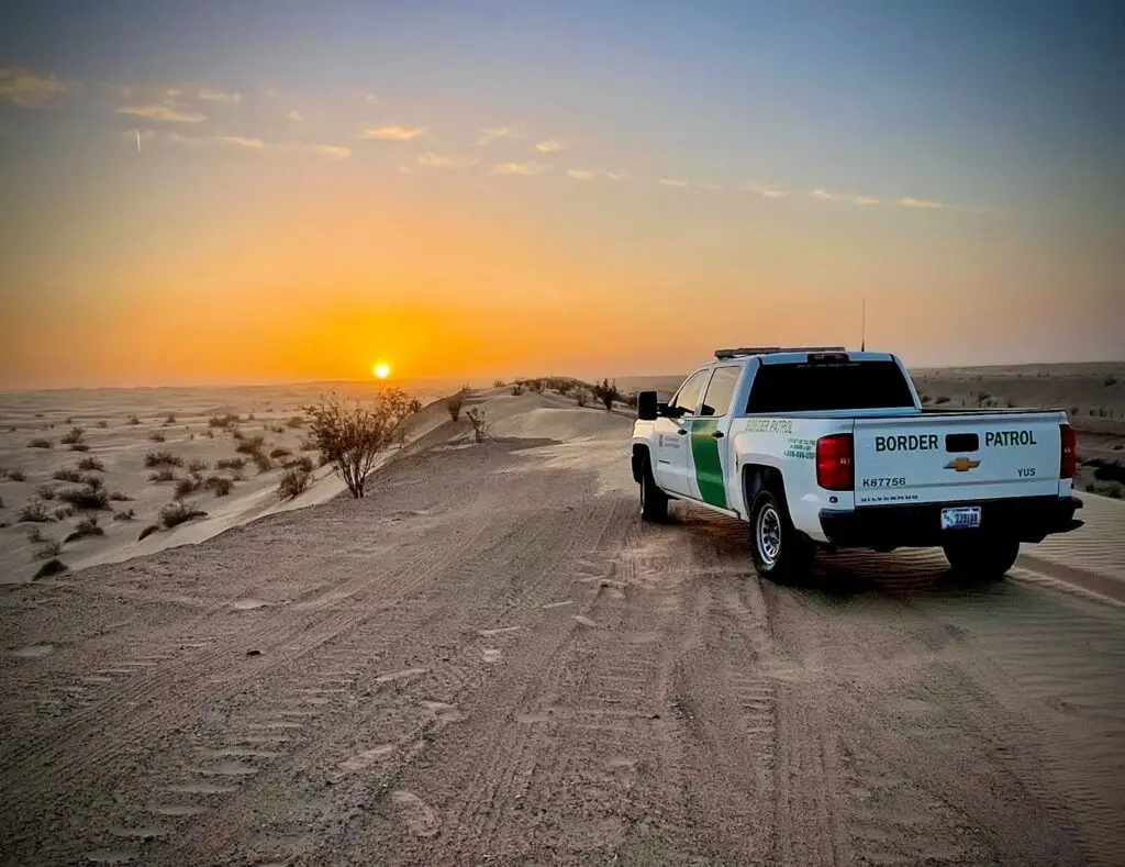 La patrulla fronteriza CBP previene a los migrantes acerca del peligro de quedar varados e incomunicados en zonas desoladas, expuestas a altas temperaturas. (Fotografia CBP)