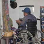 Héctor Sánchez prepara sus alimentos, es una persona auto suficiente a pesar de estar en silla de ruedas