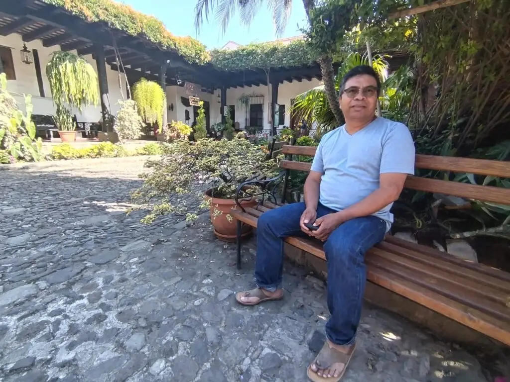 Julio Alvarado se siente orgulloso de ser antigüeño de pura cepa. Hospedarse en su pueblo le regresa a aquellos años de niñez y juventud, aunque extraña el clima y el silencio de antaño. – SoyMigrante.com – SoyMigrante.com