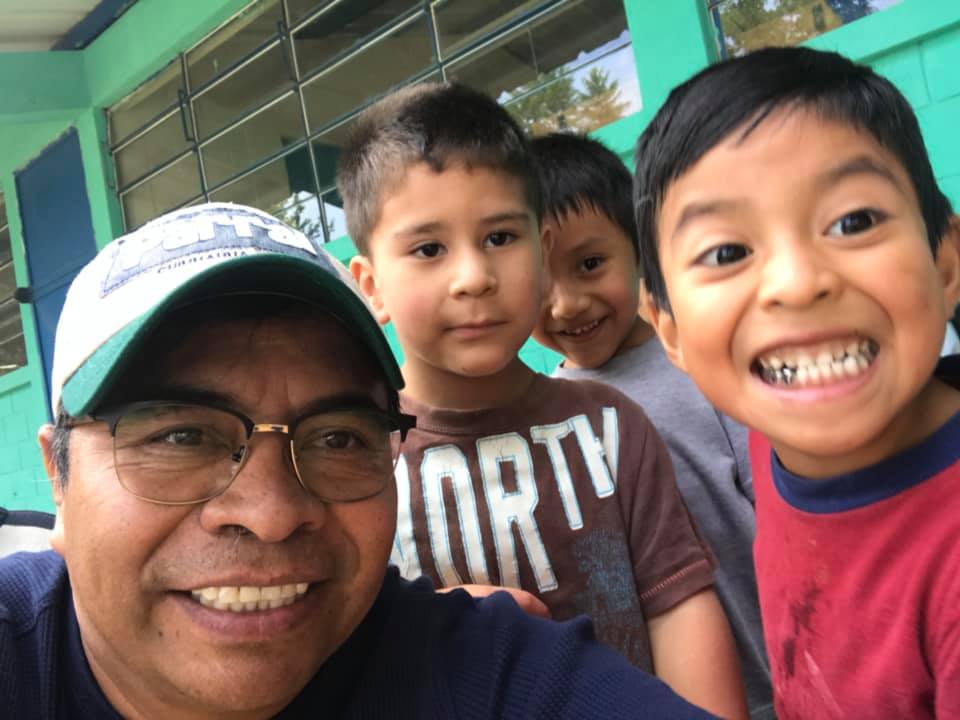 La mayor alegría del migrante Julio Alvarado en cada visita a Guatemala es aportar alegría y apoyar el talento artístico escolar de Santo Domingo Xenacoj. Lo hace sin querer presumir ni figurar, solo construir futuro y esperanza.