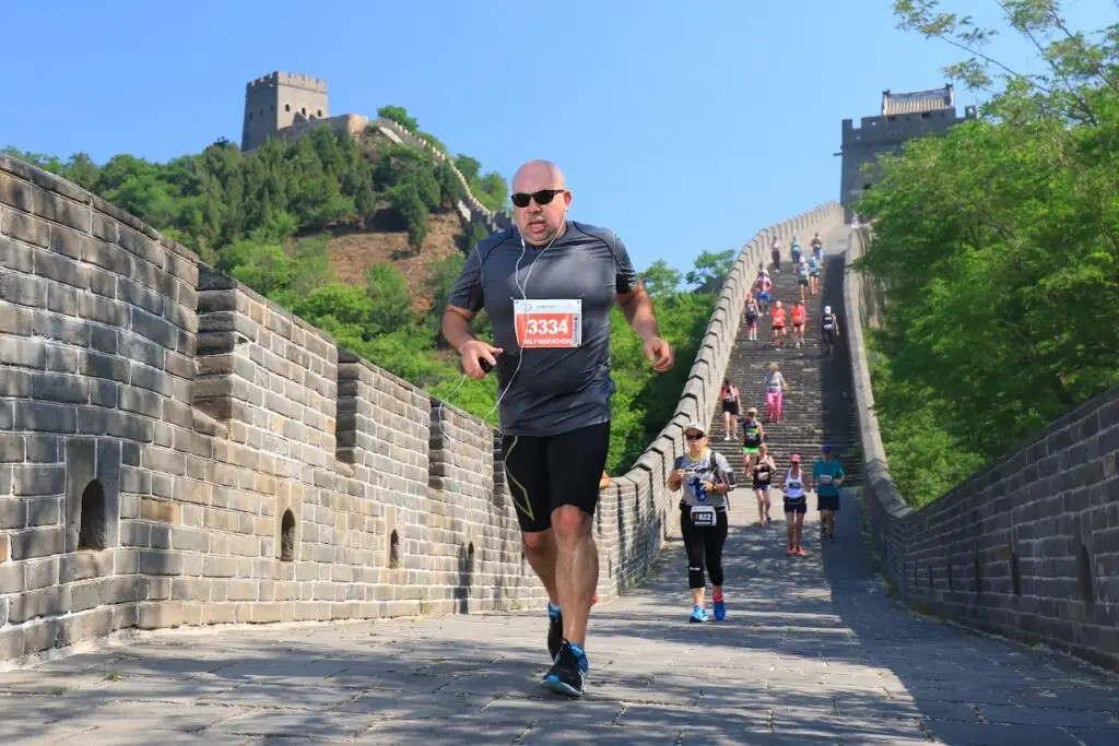 Rodolfo Arreaga, migrante y emprendedor guatemalteco, participando en la maratón de la Gran Muralla China. "Es una competencia muy exigente", cuenta. – SoyMigrante.com – SoyMigrante.com