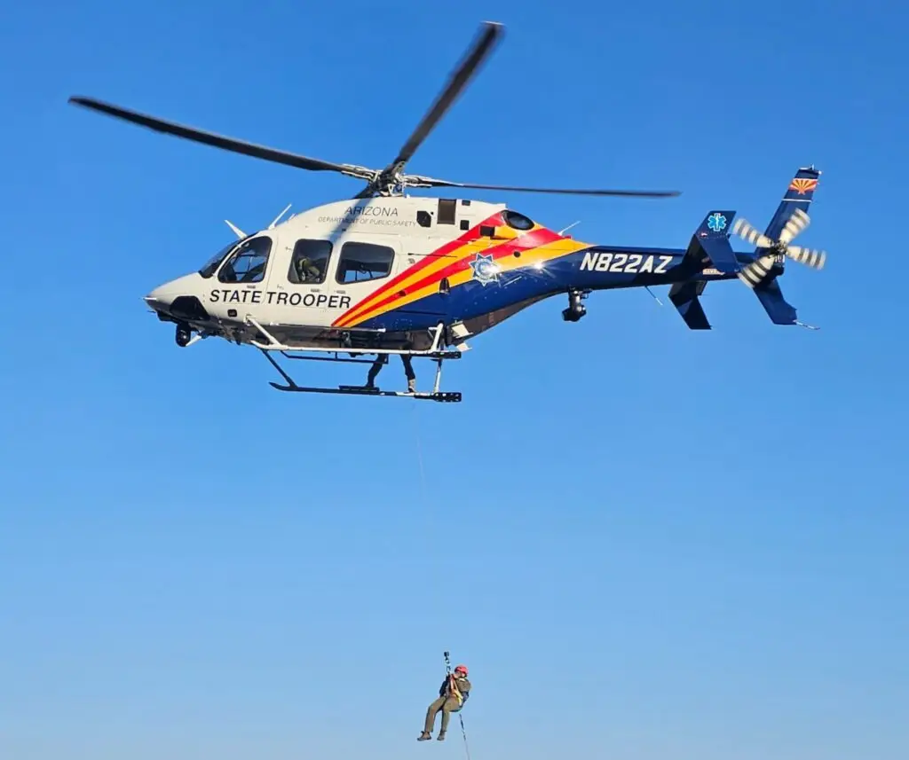 Rescate de un migrante encontrado en zona desértica a punto de fallecer por golpe de calor. Tras su recuperación será posiblemente deportado. (Fotografía CBP)