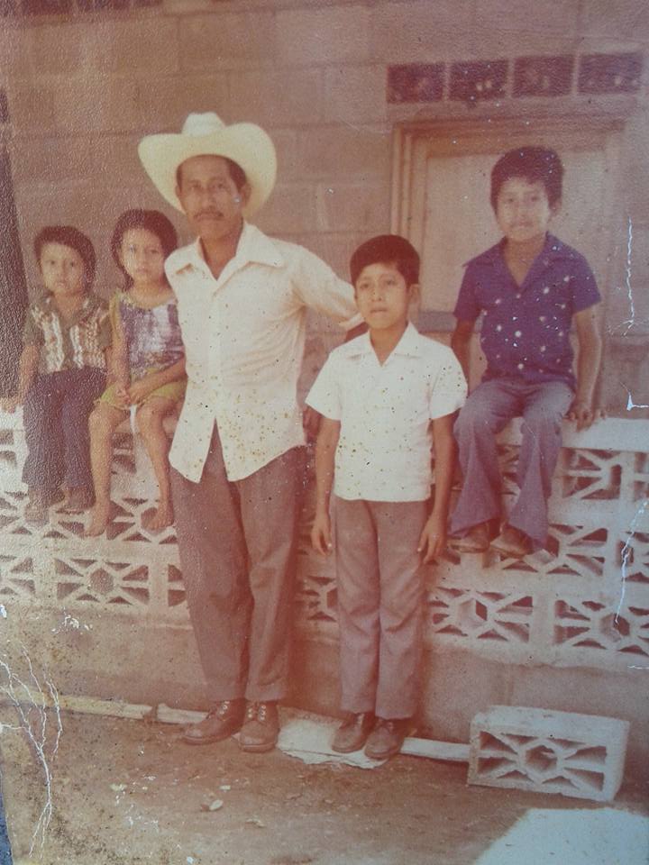 Raymundo Villatoro junto a sus hijos. De camisa azul está Walter, que tenía entonces unos 6 años. "Mi padre fue hombre honrado que nos enseñó a trabajar y que a veces en las noches tocaba la guitarra", recuerda Walter Villatoro.